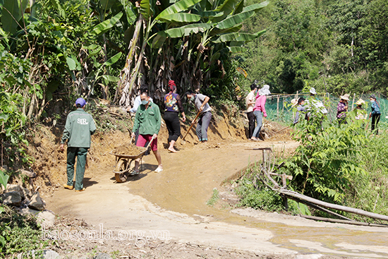 Sôi nổi “Ngày về cơ sở xây dựng nông thôn mới” ở Tông Cọ