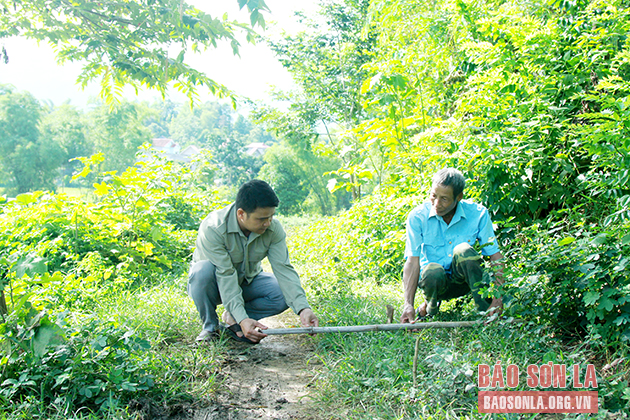 Nhân dân hiến đất mở đường nội bản