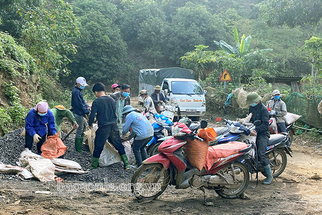 Đồng lòng làm đường về bản