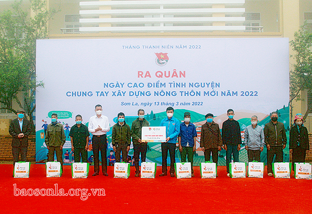 Ngày cao điểm “Tình nguyện chung tay xây dựng nông thôn mới”